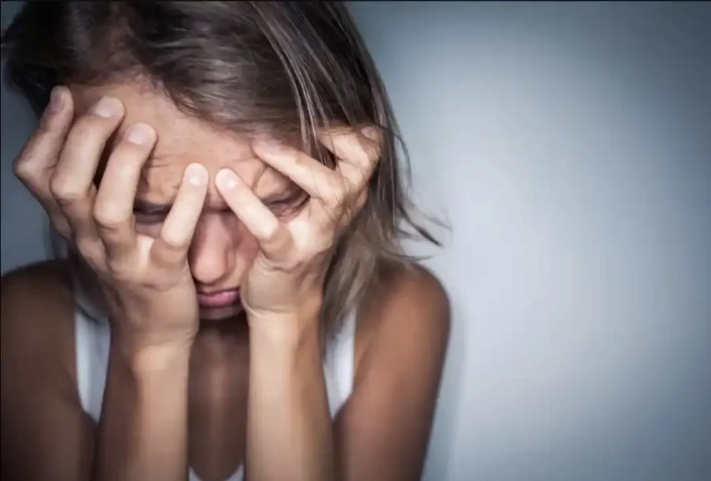 L'acatisia è un disturbo del movimento caratterizzato da irrequietezza e bisogno costante di muoversi. Può essere causato da farmaci psicotropi. È importante ricevere una valutazione accurata per un trattamento adeguato.