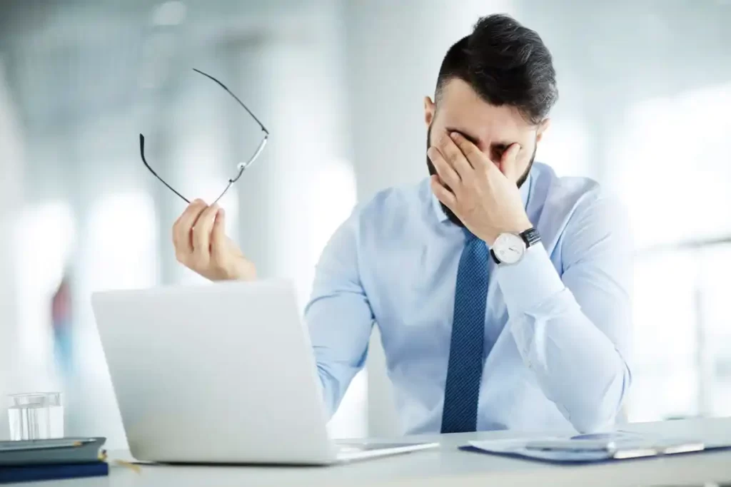 L’affaticamento oculare, noto anche come astenopia, è un disturbo comune caratterizzato da sintomi come stanchezza, secchezza, bruciore o irritazione degli occhi