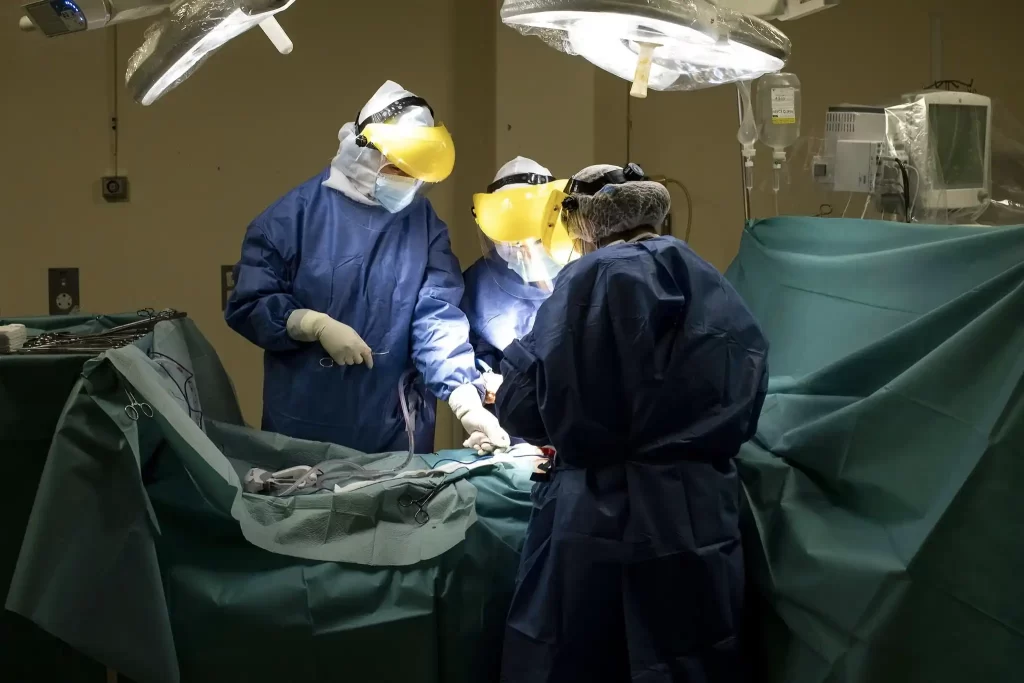 Il Regno Unito Celebra Il Primo Trapianto di Utero, un Eccezionale Successo Medico avvenuto con un’operazione tra Sorelle