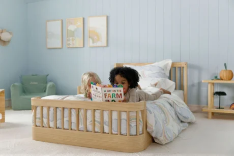 La transizione da un lettino a un letto per bambini può essere valutata positivamente quando il bambino supera le dimensioni del lettino, riesce a scavalcarlo o mostra segni di maturità sufficienti per affrontare il cambiamento