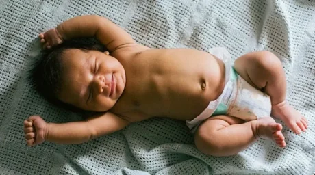 L'obiettivo, anche attraverso la nostra guida passo-passo, è di aiutare a rendere il cambio del pannolino più sicuro, igienico e meno stressante per genitori e bambini