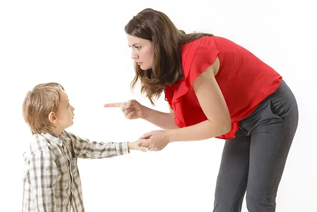 Educare senza punire non equivale a permissività né a rinunciare all’autorevolezza. Significa ridefinire il senso della disciplina come guida e accompagnamento, non come controllo