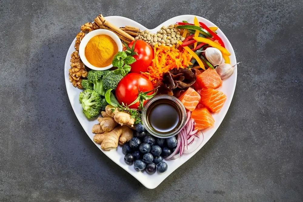 Adottare una dieta ricca di alimenti salutari per il cuore, come noci, sorghum, tè, latticini a basso contenuto di grassi, lenticchie, succo d'arancia al 100%, salmone, datteri e olio d'oliva, può contribuire significativamente alla prevenzione delle malattie cardiovascolari