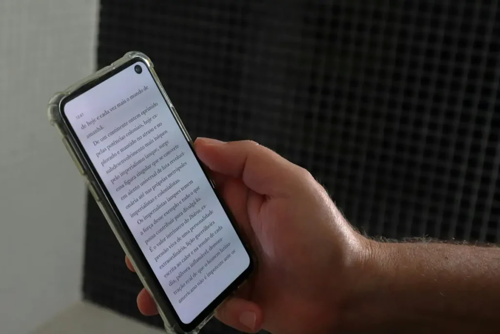 Contrastare l’atrofia cognitiva da scroll, ecco come ritrovare la concentrazione nell’era dello scroll infinito